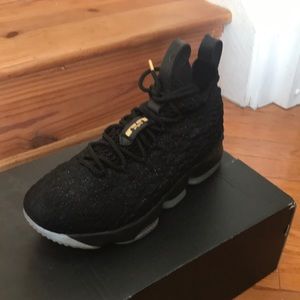 Lebron 15- (Gently Used) Black/Gold - Size 7